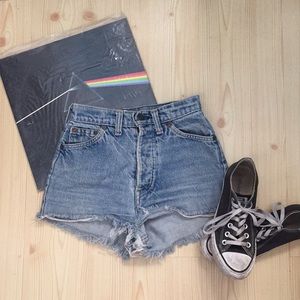 VINTAGE LEVI JEAN CUT-OFFS